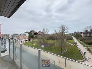 <p>Dit prachtige appartement combineert een <strong>centrale ligging</strong> met <strong>rust en privacy</strong>. Dankzij het open zicht op het park geniet u van veel licht en geen inkijk.</p>
<p>De residentie beschikt over een verzorgde inkomhal en een lift die toegang geeft tot slechts twee appartementen per verdieping, wat zorgt voor extra comfort en rust.</p>
<p>Het appartement omvat:</p>
<ul>
<li>
<p>Inkomhal / nachthal voorzien van <strong>ingemaakte kast.</strong></p>
</li>
<li>
<p><strong>2 ruime slaapkamers</strong></p>
</li>
<li>
<p><strong>2 badkamers</strong>: één met bad en dubbele lavabo, één met douche en lavabo</p>
</li>
<li>
<p>Apart toilet</p>
</li>
<li>
<p>Zeer heldere ruime leefruimte met <strong>open keuken</strong>,</p>
</li>
<li>
<p><strong>Terras aan de voorzijde</strong> met open zicht over het park + <strong>Prachtig zonnig terras </strong>aan de <strong>achterzijde.</strong></p>
</li>
<li>
<p>Extra bergruimte</p>
</li>
</ul>
<p><strong>Inclusief in de prijs:</strong></p>
<ul>
<li>
<p>Ruime private <strong>kelder</strong></p>
</li>
<li>
<p><strong>Fietsenstalling</strong></p>
</li>
<li>
<p>Gemeenschappelijk <strong>afvalstraatje</strong></p>
</li>
</ul>
<p>Een <strong>topklasse appartement</strong> op een <strong>uitstekende ligging</strong>, ideaal als vaste woonst, tweede verblijf of investering.<br /><br />BEL of SMS immoadk voor een bezoek! 0475 95 64 95</p>