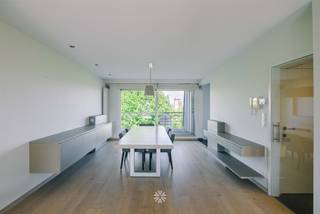 <p><span>GENT - Visserij 208</span><span> : Ben je op zoek naar een luxueus appartement met hoogwaardige afwerking en prachtig zicht te huur in Gent? Dan is dit exclusieve pand mogelijk exact wat je zoekt.</span></p><p><span>De belangrijkste troeven:</span></p><ul><li><span>Gelegen op een gegeerde locatie aan de Visserij, vlakbij het historisch centrum van Gent</span></li><li><span>Gemeubeld</span></li><li><span>Vlotte verbinding naar invalswegen, winkels, horeca en openbaar vervoer</span></li><li><span>High-end afwerking met oog voor detail, kwalitatieve materialen en een stijlvolle, praktische en hedendaagse uitstraling</span></li><li><span>Ruime en lichtrijke leefruimtes</span></li><li><span>Drie terrassen met aangename buitenbeleving</span></li><li><span>Knap maatwerk en praktische opbergruimte</span></li><li><span>Twee ondergrondse autostaanplaatsen<br /><br /></span></li></ul><p><span>Indeling verdieping 1:</span><span><br />Inkomhal met ingebouwde vestiaire en gastentoilet, ruime leef- en eetruimte met balkons aansluitend, bureaukamer (of slaapkamer) , een douchekamer uitgerust met douche en lavabomeubel, ruime leefkeuken en berging.</span></p><p><span>Indeling verdieping 2: </span><span><br />Nachthal, twee ruime slaapkamers met aansluitend twee balkons, ruime douchekamer uitgerust met inloopdouche en lavabomeubel, apart toilet en ruime bergruimte.</span></p><p><span>Inclusief twee ondergrondse autostaanplaatsen.</span></p><p><span>Belangrijke informatie:</span><span><br />Beschikbaar vanaf: </span><span>01/08/2026<br /></span><span>Huurprijs: </span><span>2250 EUR/maand + provisie 150 EUR/maand</span><span><br />EPC: </span><span>B (143 kWh/(m² jaar))</span></p><p><span>Interesse in dit prachtig en exclusief appartement? Vraag dan snel jouw bezoek aan via onze website!</span></p><p><span> </span></p>