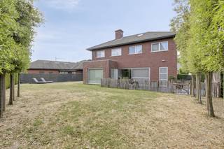 Uw droomhuis in Haasdonk: Luxe, Comfort & Technologie wachten op U!Stap binnen in een oase van rust en stijl. De ruime leefruimte heeft een...