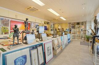 Ben je op zoek naar de perfecte plek om jouw zaak te vestigen? Dan is dit commerciële pand in het bruisende hart van Wenduine precies wat je zoekt!Jouw zaak in het commerciële centrum van WenduineDit centraal gelegen pand, gebouwd in 2001, biedt een prachtige winkelruimte van 174 m² met grote uitstalramen die onmiddellijk de aandacht trekken. De ruimte is perfect om jouw producten of diensten in de kijker te zetten. Naast de winkelruimte beschikt het pand ook over een ruime vergaderzaal, een keuken, toiletten en een handige kelder voor extra opslag.Een extra troef is een mogelijke toegang via vier afzonderlijk af te sluiten in- en uitgangen, waarvan één in de zijstraat wat niet alleen mogelijke leveringen gemakkelijker maakt zonder de handelsuitbating te storen, maar ook de mogelijkheid biedt tot het apart ontvangen van klanten en/of patiënten door verschillende partners.De locatie is absoluut een troef. Het pand bevindt zich op een toplocatie, vlak bij de Markt, de Zeedijk en het openbaar vervoer. Dit zorgt voor een constante stroom van zowel inwoners als toeristen, wat een enorme kans biedt voor jouw handelszaak.Extra troeven:Totale oppervlakte: 174 m²Ideale ligging: vlak bij de Markt, Zeedijk en openbaar vervoerMogelijkheid tot aankoop van 2 staanplaatsenAarzel zeker niet contact op te nemen indien dit bedrijfsvastgoed bestaande uit een handelspand te koop u mogelijks kan interesseren.