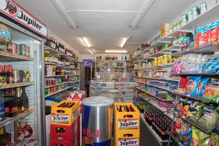 Dit pand op commerciële ligging heeft nood aan een deugddoende renovatie.Het pand is momenteel in zijn geheel verhuurd aan 1171€ maand.Boven is een...