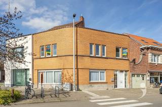 <p><span>Op te frissen woning met karakter in het centrum van Wijgmaal</span></p><p><span>Deze karaktervolle woning, voorheen uitgebaat als B&amp;B, geniet van een uitstekende ligging in het centrum van Wijgmaal, op slechts enkele minuten van de historische binnenstad van Leuven.</span></p><p><span>De woning biedt een bewoonbare oppervlakte van 217 m² (volgens EPC) en beschikt over vier volwaardige slaapkamers, elk voorzien van een eigen wastafel, evenals twee badkamers en een functioneel ingerichte keuken. De leefruimte is opgedeeld in twee ruime delen en geniet van veel natuurlijke lichtinval dankzij de grote raampartijen.</span></p><p><span>Hoewel de woning in het algemeen in een zeer degelijke staat verkeert, is een energetische renovatie aangewezen (EPC-label F). Daarnaast kan de woning naar eigen smaak opgefrist worden.</span></p><p><span>De elektrische installatie is momenteel niet conform, maar vereist slechts beperkte aanpassingen. Wat asbest betreft, is er enkel sprake van gevelleien; verder is de woning asbestveilig.</span></p><p><span>Buiten beschikt de woning over een aangenaam terras, een gezellige tuin en een veranda, ideaal om tot rust te komen. Bovendien biedt de kelder extra bergruimte.</span></p><p><span>Interesse in deze woning met tal van mogelijkheden? Vraag vandaag nog meer informatie of plan een bezoek via 016 15 31 15 of info@immolivit.be</span></p>