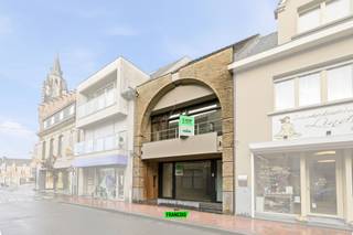 Gelegen in de Ieperstraat, pal in het centrum van Poperinge, bevindt zich dit handelspand met instapklaar duplexappartement, samen te koop. De casco handelsruimte dient nog verder afgewerkt te worden en biedt daardoor heel wat potentieel, terwijl het appartement zeer energiezuinig is (EPC label B).<br /><br />De indeling is als volgt:<br /><br />We komen binnen in de gemeenschappelijke inkomhal, die gedeeld wordt met het duplexappartement en het handelspand.<br /><br />Handelsruimte:<br /><br />De ruime handelsruimte biedt toegang tot de droge kelder. Achteraan bevindt zich een terras met toegang tot de dubbele garage met zolder, die uitgeeft op de Paardenmarkt.<br /><br />Duplexappartement:<br /><br />Op de eerste verdieping komen we in de hal met badkamer en slaapkamer die toegang biedt tot het dakterras. Verder komen we in de lichtrijke leefruimte met balkon met zicht op de Ieperstraat. Aansluitend aan de open keuken is er nog een praktische berging. Op de 2de verdieping is er nog een slaapkamer en apart toilet. Ten slotte is er nog een zolder.<br /><br />Aangezien het om een kleine residentie gaat, is er geen syndicus.<br /><br />Neem contact op met Aline (0494 49 25 96) voor een bezoek ter plaatse!<br /><br />Technische kenmerken handelsruimte:<br /><br />- Dubbele beglazing<br /><br />- Nog geen verwarming aanwezig<br /><br />- Conforme elektriciteit<br /><br />- Regenwaterputten<br /><br />Technische kenmerken appartement:<br /><br />- Dubbele beglazing<br /><br />- Centrale verwarming op gas<br /><br />- EPC label B<br /><br />- Conforme elektriciteit<br /><br />