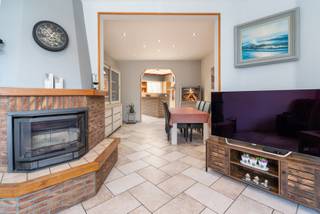 <p>Gezellige instapklare woning met 3/4 slaapkamers en tuin.<br />Gelegen in het rustige Idegem, tussen Ninove en Geraardsbergen, kan u deze gezellige gezinswoning vinden met 3 ruime slaapkamers en een kleine slaapkamer/dressing.</p>

<p>De woning is instapklaar, heeft geen renovatieverplichting en een conforme elektrische keuring. Er zijn zonnepanelen aanwezig aan de woning en de verwarming werkt op gas met een centrale verwarming via radiatoren. Voor de gezelligheid is er in de salon ook een houtkachel aanwezig.<br /><br />Indeling:<br />-1: Droge kelder met waterverzachter en CV (Junkers)<br />0: Inkomhal met vestiaire, toilet, woonkamer, eetplaats, keuken (Amerikaanse koelkast, vaatwas, combi-oven, keramische kookplaat) met kasten, veranda, badkamer (ligbad, douche, wastafel in meubel, toilet), terras en tuin met tuinhuis.<br />+1: Nachthal, 2 ruime slaapkamers en kleine slaapkamer/dressing<br />+2: Zolderverdieping, in te richten als slaapkamer/polyvalente ruimte<br /><br />Bent u op zoek naar een instapklare woning zonder verplichtingen met meerdere kamers en een ruime tuin? Neem snel contact op!</p>