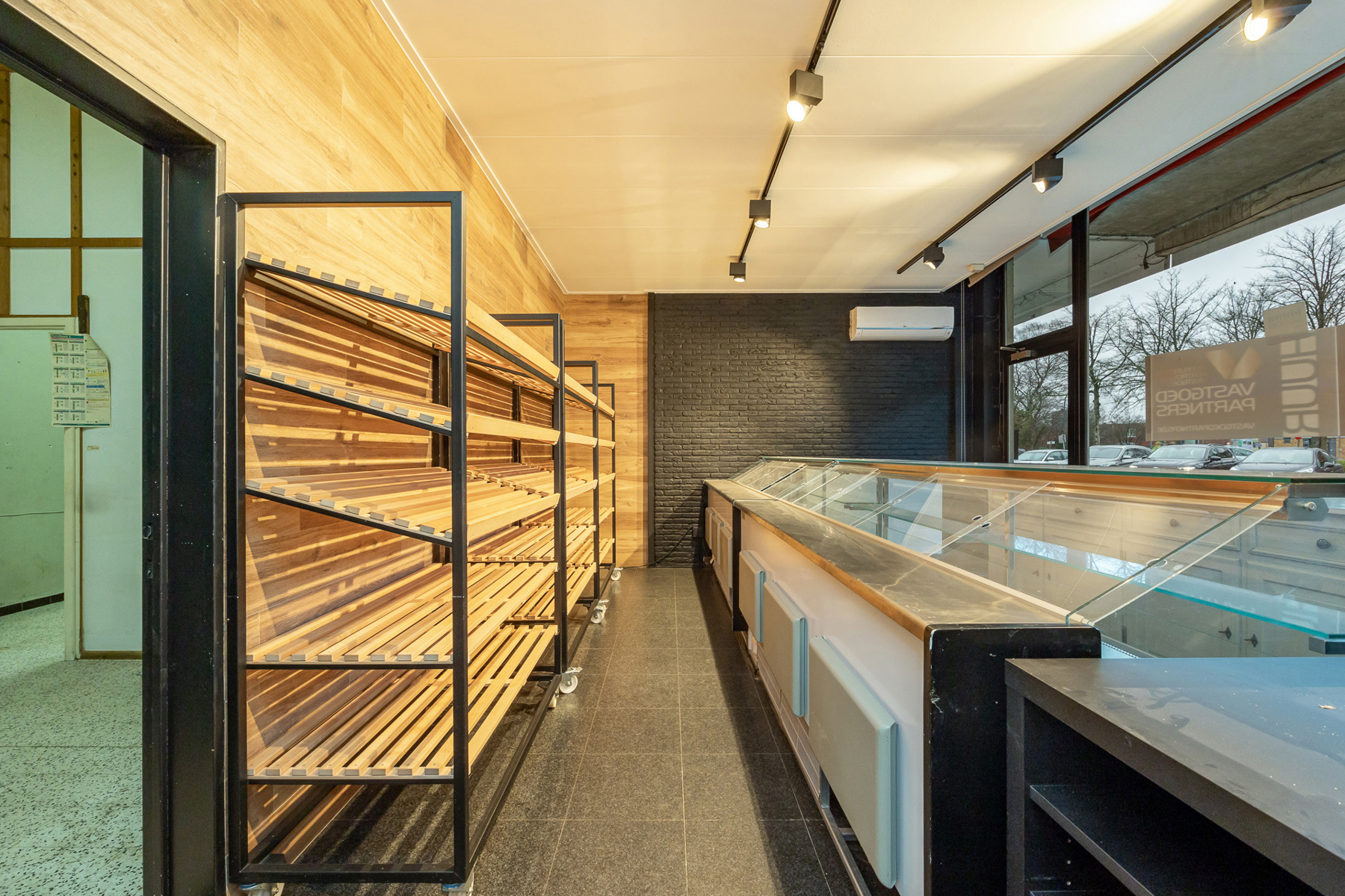 Opbrengsteigendom met handelspand en 2 appartementen  - foto 4