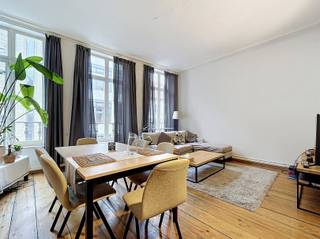 <p><span>Dit instapklare appartement geniet van een uitstekende ligging vlak bij Gent-Zuid en biedt een ideale combinatie van comfort, lichtinval en bereikbaarheid.</span></p><p><span>Via de inkomhal kom je terecht in de aangename leefruimte van 25 m² met open, volledig geïnstalleerde keuken. Deze beschikt over alle nodige toestellen, waaronder een koelkast met vriesvak, vitrokeramische kookplaat, vaatwasser, combi-oven en spoelbak. Dankzij de grote raampartijen geniet de leefruimte van een aangename natuurlijke lichtinval.</span></p><p><span>Het appartement telt twee slaapkamers van respectievelijk 12 m² en 7 m². De tweede kamer is perfect geschikt als bureau, dressing of hobbyruimte. Beide kamers bevinden zich aan de rustige achterzijde van het gebouw, wat bijdraagt aan een aangenaam wooncomfort.</span></p><p><span>De badkamer is uitgerust met een ruime inloopdouche en een wastafel. Daarnaast is er een praktische aansluiting voor een wasmachine voorzien.</span></p><p><span>Een extra troef is de afgesloten autostaanplaats, waar bovendien voldoende ruimte aanwezig is om fietsen veilig te stallen.</span></p><p><span>Het appartement wordt verhuurd via een huurovereenkomst van drie jaar met verplichte domiciliering.</span></p><p><span>Op zoek naar een verzorgd en lichtrijk appartement op een uiterst centrale locatie in Gent?</span><span> </span><span>Aarzel dan niet en plan vandaag nog uw bezoek in!</span></p>