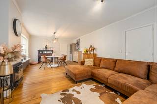 Charmante vrijstaande woning met achterliggend weiland, op een verrassend vlot bereikbare ligging nabij het centrum van Meulebeke<br /><br />Op zoek naar een woning waar u kan genieten van een landelijk gevoel, zonder in te boeten aan bereikbaarheid? Deze gezellige vrijstaande woning combineert het beste van twee werelden: ruimte en groen, en toch op korte afstand van het centrum van Meulebeke.<br /><br />De woning wordt omgeven door een aangename tuin en beschikt bovendien over een achterliggend weiland, wat het landelijke karakter extra in de verf zet en tal van mogelijkheden biedt voor wie houdt van buitenruimte en natuur.<br /><br />HUIDIGE INDELING:<br /><br />GELIJKVLOERS:<br />Inkomhall met gastentoilet en vestiaire. Gezellige leefruimte met zithoek en eetplaats die uitkijkt op de tuin. Functionele keuken met ontbijthoek, voorzien van kasten, dampkap, dubbele spoelbak, keramische kookplaat, oven en koelkast. Aansluitend bevinden zich een wasplaats en praktische berging.<br /><br />VERDIEPING:<br />Nachthall, drie volwaardige slaapkamers en een ingerichte badkamer met toilet, douche in ligbad en dubbele lavabo.<br /><br />ZOLDERVERDIEPING:<br />Ingerichte zolderkamer die perfect kan dienen als extra slaapkamer, hobbyruimte of bureau.<br /><br />BUITENRUIMTE:<br />Parkeren kan vlot naast de woning. De ruime tuin vormt samen met het achterliggende weiland een bijzonder aangenaam geheel. Daarnaast is er een grote tuinberging met carport aanwezig.<br /><br />De woning beschikt over een comfortabel EPC-label C en is uitgerust met zonnepanelen, wat bijdraagt aan een energiezuinig en hedendaags wooncomfort.<br /><br />NIEUWSGIERIG? We hebben een bezoekmoment vrijdag 17 april tussen 16 en 18 uur; bezoeken kan na voorafgaandelijke inschrijving.