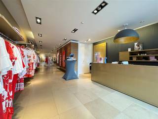 <p>Handelspand met woonpotentieel in het hart van Sint‑Niklaas, de Stationsstraat.<br />Op deze commerciële toplocatie bevindt zich dit veelzijdig handelshuis met een uitzonderlijke zichtbaarheid en een brede waaier aan invullingen. Een ideale keuze voor ondernemers, investeerders of ontwikkelaars die op zoek zijn naar een strategisch gelegen gebouw met toekomstwaarde.</p><p>De ruime, smaakvol afgewerkte winkelruimte biedt een optimale etalagebreedte en sterke visibiliteit. Dankzij een premium ligging in de Stationsstraat vormt dit de perfecte uitvalbasis voor uiteenlopende handelsactiviteiten.</p><p>Boven de winkelruimte bevinden zich 3 volwaardige verdiepingen, die mits renovatie een enorm potentieel bieden. <br />1e verdieping: ideaal als stockage-, atelier- of werkruimte.<br />2e &amp; 3e verdieping: perfect voor het creëren van een moderne, comfortabele woonentiteit, zelfs het ontwikkelen van meerdere woonentiteiten lijkt te overwegen.<br />De open ruimtes en grote raampartijen vormen alvast een uitstekende basis voor een hedendaagse en lichtrijke inrichting.<br />Het gebouw is bovendien uitgerust met een lift die alle verdiepingen met elkaar verbindt, wat het gebruikscomfort verhoogt en bijkomende mogelijkheden creëert op vlak van toegankelijkheid van woonentiteiten.<br />Tot slot is het gebouw over de hele oppervlakte onderkelderd.</p><p>Dit pand combineert commerciële top-visibiliteit met residentieel ontwikkelingspotentieel. Mis deze kans niet en contacteer ons voor een bezoek via info@acvastgoed.be of 03 777 93 93</p>
