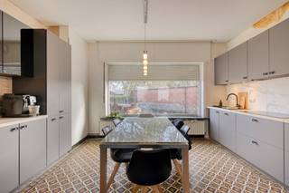 De woning onderging reeds belangrijke vernieuwingen: zo werden de keuken, badkamer, ramen én dakisolatie al aangepakt. Hierdoor kan u zich volledig focussen op de verdere afwerking en inrichting naar eigen smaak en budget.Indeling:InkomhalLeefruimteVernieuwde keukenBadkamer3 volwaardige slaapkamersZolder bereikbaar via vaste trap (mogelijkheden tot extra kamer/hobbyruimte)Dubbele garage met extra bergruimteKortom, een ideale opportuniteit voor wie op zoek is naar een woning met stevige basis, waar u zelf nog de laatste hand aan kan leggen.Interesse? Neem gerust contact op voor meer informatie of een bezoek ter plaatse!Dit pand is onderworpen aan de renovatieverplichting van de Vlaamse overheid voor residentiële gebouwen (behoudens bij sloop binnen 5 jaar na de aankoop). Consulteer voor meer informatie de website van het Vlaams Energie- en Klimaatagentschap via https://www.vlaanderen.be/een-woning-kopen/renovatieverplichting-voor-residentiele-gebouwenBestuursmaatregelen in het maatregelenregister: nee