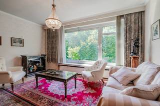 [[ DIT PAND NEEMT DEEL AAN DE ERA OPEN HUIZEN DAG OP 6/12 VAN 14:30 TOT 15:30 ]]
Ben je op zoek naar een slimme investering of een eigen stek met veel potentieel ?<br />Lees hier dan zeker even verder !
<p><u>4deV:</u> Via de hal (8m²) kan u allereerst de praktische inbouwkasten vinden. Perfect om uw jassen, schoenen en huishoudspullen in op te bergen. Dit appartement heeft 2 slaapkamers van 13m² en 7m². De badkamer (5m²) heeft een ligbad met douche functie, lavabo en meer dan genoeg plaats om u klaar te maken voor een avondje uit. Verder is er ook nog een aparte wc. Laat u verbazen door de ruime en vooral lichtrijke leefruimte (24m²) met zicht op het mooie groen, waar u het grote raam volledig kan open draaien. De verzorgde keuken (7m²) werd voorzien van een nieuw, elektrisch fornuis, een nieuwe koelkast en een nieuwe dampkap. Overname van de meubels kan u zelf beslissen of u dit al dan niet wenst te doen! </p>

<p>Achteraan het gebouw kan u mee genieten op het gemeenschappelijk terras. <br />De staanplaats kan u mee aankopen voor € 25.000 <br /><br />Interesse? Boek dan nu uw bezichtiging in bij uw makelaar ! </p>