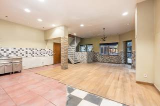 <p>TE KOOP: opbrengsteigendom in de Abdijstraat, hartje Kiel, op een drukke commerciële winkelas met veel passage.</p>
<p>Deze gesloten bebouwing ligt op een toplocatie in Antwerpen, aan de levendige Abdijstraat. Dankzij de sterke visibiliteit en constante stroom voorbijgangers is dit een ideale plek voor een handelsruimte die leeft van buurtklanten én passanten. De ligging is vlot bereikbaar met wagen en openbaar vervoer, vlakbij belangrijke invalswegen richting het centrum en omliggende districten. Bovendien heeft het pand een bewezen bakkerijhistoriek: Bakkerij Zahoun is hier al jaren een gevestigde naam, wat het interessant maakt voor horeca, voeding of andere detailhandel.</p>
<p>Dankzij de indeling en commerciële ligging biedt dit pand bovendien een interessant opbrengstpotentieel, met mogelijke huurinkomsten tot ca. €4.000 per maand.</p>
<p>Belangrijkste ruimtes:<br />• Handelsruimte met grote etalage en zicht op de straat, ideaal voor commerciële activiteiten.<br />• Achterruimte geschikt voor opslag, werkruimte of keuken.<br />• Sanitair en technische voorzieningen aanwezig.</p>
<p>Troeven:<br />• Gelegen op toplocatie in Kiel, aan de levendige Abdijstraat.<br />• Uitstekende bereikbaarheid met wagen en openbaar vervoer.<br />• Bewezen commerciële geschiedenis als bakkerij.<br />• Mogelijk opbrengstpotentieel tot ca. €4.000 huurinkomsten per maand.</p>
<p>Neem vandaag nog contact op met je ERA-makelaar voor een bezoek.</p>
<p>JOUW DROOMOPBRENGSTEIGENDOM. ZO GEVONDEN!</p>