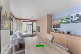 Bemeubelde studio te koop in Wenduine, op wandelafstand van de zeedijk<br /><br />Deze lichtrijke studio bevindt zich in residentie Vindo, een kleinschalig gebouw met slechts twee verdiepingen. De ligging is uitstekend: op wandelafstand van het charmante centrum van Wenduine en slechts een paar stappen verwijderd van de zeedijk en het strand.<br /><br />De indeling van de studio is als volgt:<br /><br />- Inkomhal<br /><br />- Badkamer met lavabo, toilet, douche en een recente boiler<br /><br />- Keuken die op te frissen is naar eigen smaak en stijl<br /><br />- Gezellige leefruimte voorzien van grote ramen, veel lichtinval en praktische inbouwkasten die zorgen voor extra bergruimte en een nieuwe slaapzetel<br /><br />De studio bevindt zich op de tweede verdieping, bereikbaar via de trap (er is geen lift aanwezig).<br /><br />Extra troef: dankzij de compacte oppervlakte en de aanwezigheid van meubels is de studio meteen bruikbaar als tweede verblijf aan zee of als investering. Bovendien kan, mits de installatie van een warmtepomp, het EPC-label verbeterd worden naar C, wat een meerwaarde biedt op vlak van energiezuinigheid. Deze aanpassingen dient niet direct te gebeuren. Hiervoor heeft u nog 5 jaar de tijd. <br /><br />Bent u op zoek naar een tweede verblijf of een goede investering? Contacteer dan zeker Victor via victor@immofrancois.be of via het nummer +32 470 64 60 28 of Julien via julien@immofrancois.be of via het nummer +32 471 74 25 41<br /><br />