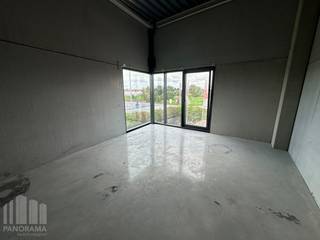 Op een strategisch gelegen bedrijfssite aan de Gentseweg (N43) te Waregem, een belangrijke commerciële verbindingsweg met een uitstekende zichtbaarheid, worden 6 moderne nieuwbouw KMO-units gerealiseerd.<br /><br />De unit beschikt over opslag-/bedrijfsruimte met oppervlakte van +/- 240 m², telkens in combinatie met een inpandig kantoor/showroom van +/- 60 m² met glaspartij.<br />De units zijn ontworpen voor ondernemers die op zoek zijn naar een kwalitatieve en goed bereikbare bedrijfsruimte, waarbij magazijn-/atelier-/opslagruimte wordt gecombineerd met een praktisch inpandig kantoor of showroom en afzonderlijk toilet. Dankzij deze combinatie zijn de units geschikt voor diverse professionele activiteiten.<br /><br />De site geniet een commerciële ligging aan de Gentseweg, met een goede zichtbaarheid en een vlotte verbinding naar het centrum van Waregem en de omliggende gemeenten. Bovendien bevindt het project zich nabij de E17, met op- en afrit Waregem, wat zorgt voor een uitstekende bereikbaarheid richting Gent, Kortrijk.<br /><br />Contacteer PANORAMA B2B voor bijkomende technische inlichtingen, plannen of een vrijblijvend plaatsbezoek op het nummer 0460 97 66 66.