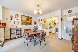 RUIM APPARTEMENT, rustig gelegen, in een kleinschalig gebouw op het GELIJKVLOERS.<br /><br />Indeling: inkom met gastentoilet, 2 bergingen, mooie leefruimte met keuken, badkamer met ligbad en 2 volwaardige slaapkamers. TERRAS voor- en achteraan, met genot van de tuin! Achteraan het gebouw is er bovendien een RUIME GARAGEBOX inclusief.<br />Het appartement is op te frissen, doch netjes onderhouden.<br />VOORDELEN: geen syndicuskosten, geen liftkosten, Atag condensatieketel, PVC RAMEN in dubbele beglazing &amp; GOEDGEKEURDE ELEKTRICITEIT.<br />Deze eigendom kan zowel om te zelf te bewonen of als investering interessant zijn!<br /><br />Zonder renovatieplicht, energielabel C, 221 kWh/m² jaar UC 2357083