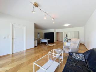 Indeling:<br />- inkomhal<br />- open leef- en eetruimte<br />- keuken<br />- terras aan de voorzijde (12m²)<br />- badkamer<br />- slaapkamer 1<br />- slaapkamer 2<br />- terras aan de achterzijde (20m²)<br /><br />Extra troeven:<br />- afgesloten residentie<br />- 2 terrassen<br />- uitstekende mobiscore: 9/10<br />- ruim appartement<br /><br />Beschikbaar per 01/11/2026.<br /><br />Optie tot het huren van een autostaanplaats en kelderberging aan 100 euro per maand.<br /><br />De gemeenschappelijke kosten bedragen 200 euro per maand voor de kosten van de gemene delen, inclusief water.<br /><br />Bent u geïnteresseerd in dit appartement te huur in Wilrijk?<br />Aarzel dan niet om een bezoekaanvraag in te dienen via onze website via de daar voorziene rode balk.<br /><br />Wenst u uw eigendom ook te koop of te huur te stellen? We helpen u graag verder. Steeds tot uw dienst om u verder te helpen met al uw vragen over vastgoed.