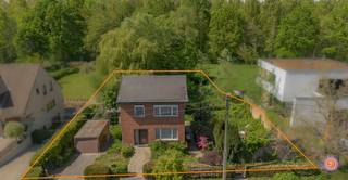 Vandaag nemen we je mee naar deze unieke kans op Luipegem, gelegen aan de rand van de bossen van de Oude Schelde, op wandelafstand van het centrum en het Graafschap van Bornem. Deze karaktervolle woning ligt op een prachtig perceel van 836 m².<br /><br />We komen binnen via een ruime inkomhal die toegang geeft tot de lichtrijke leefruimte met aansluitend de geïnstalleerde keuken. Verder biedt het gelijkvloers een gastentoilet, een praktische veranda aan de keuken en een garage.<br /><br />De trap in de hal geeft toegang tot de nachthal op de eerste verdieping waar zich drie slaapkamers en een badkamer voorzien van een bad en lavabo bevinden.<br /><br />Verder beschikt de woning over een ruime zolder die je kan bereiken via een uitschuifbare trap. Deze doet dienst als opbergruimte.<br /><br />De veranda die zich aansluit aan de keuken geeft toegang tot de ruime tuin. De tuin kan je ook bereiken via een achterdeur in de kelder.<br /><br />De woning is voorzien van rolluiken.<br />Verder biedt de woning een comfortabele kelder.<br /> <br />De oprit met garage biedt voldoende parkeergelegenheid.<br /><br />Aan de rechterkant van het perceel bevindt zich momenteel een af te breken constructie. De mogelijkheid bestaat om hier een nieuwe garage of eventueel zorgwoning te voorzien.<br /><br />Heb je interesse in deze open bebouwing op een toplocatie in Bornem?<br />Neem gerust contact op via roy@julimmo.be of 0498 62 74 71.