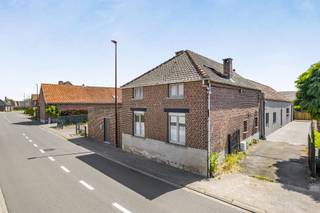 Immo Pické biedt U deze gunstig gelegen woning aan, gelegen in de nabijheid van winkels, scholen, openbaar vervoer en de belangrijkste verbindingswegen. Deze woning beschikt op het gelijkvloers over een woonkamer, een eetkamer, een keuken, een zithoek/slaapkamer, een badkamer en een berging onder de trap. Op de verdieping vinden we een nachthal en 3 slaapkamers. Daarnaast beschikt deze woning een opbergplaats/polyvalente ruimte en over een ideale stadstuin. De garagepoort is niet toegankelijk!<br />Bijkomende informatie: aanwezigheid van 12 zonnepanelen - geen renovatieverplichting.<br />Indien U bijkomende informatie wenst, aarzel dan niet ons kantoor contacteren.