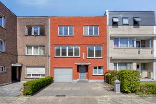 <p><strong>Te koop: ruime gezinswoning met 3 slaapkamers, bureel en tuin in Duffel.</strong></p>

<p>Deze woning biedt een praktische indeling, veel lichtinval en 199 m² bewoonbare oppervlakte. Met 3 slaapkamers, een afzonderlijk bureel dat kan dienen als 4e slaapkamer, een inpandige garage, kelder en aangename tuin is dit een ideale woning voor gezinnen, thuiswerkers of kopers die extra ruimte zoeken. De woning is gelegen in een residentiële omgeving in Duffel, nabij scholen, winkels, openbaar vervoer en belangrijke invalswegen.</p>

<p><strong>Belangrijkste ruimtes:</strong></p>

<p>• Lichtrijke woonkamer met aansluitende eetplaats.</p>

<p>• Praktische keuken met zicht op de tuin en toegang tot het overdekte terras.</p>

<p>• 3 volwaardige slaapkamers.</p>

<p>• Afzonderlijk bureel, ideaal als thuiswerkruimte of mogelijke 4e slaapkamer.</p>

<p>• Badkamer met douche en wastafelmeubel.</p>

<p>• Inpandige garage en kelder.</p>

<p>• Overdekt terras en ruime tuin achteraan.</p>

<p><strong>Troeven:</strong></p>

<p>• 199 m² bewoonbare oppervlakte.</p>

<p>• Perceel van 335 m².</p>

<p>• 3 slaapkamers + bureel/mogelijke 4e slaapkamer.</p>

<p>• Inpandige garage en kelder.</p>

<p>• Aangename tuin met overdekte buitenruimte.</p>

<p>• EPC-score 217.</p>

<p>• Centrale ligging in Duffel.</p>

<p>Neem vandaag nog contact op met je ERA-makelaar voor een bezoek.</p>

<p><strong>JOUW DROOMHUIS. ZO GEVONDEN!</strong></p>