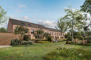 <p>Energieneutrale (E-peil = - 10! = A+ Label) nieuwbouwwoning op een perceel van 172 m².<br />Deze ruime gezinswoning op lot 6 beschikt over een ruime woonkamer met ingerichte eilandkeuken en zicht op de tuin.<br />Op de 1ste verdieping zijn 3 volwaardige slpks met ruime badkamer met bad én douche, apart toilet en berging. Vaste trap naar een grote zolderkamer welke kan ingericht worden naar een 4de of zelfs 5de slpk.<br />De chape en veluxen zijn reeds mee voorzien in de prijs.<br />Het terras en de groene omheining met handig tuinpoortje met uitweg zijn inbegrepen.<br /><br />Op wandelafstand is een overdekte staanplaats voorzien welke mee dient aangekocht te worden.<br />De interieurafwerking van je huis gebeurt volledig volgens je persoonlijke wensen.<br />Bespaar fors op je energiefactuur, dankzij het doorgedreven isolatiepakket, warmtepomp met vloerverwarming (+ koeling), ventilatiesysteem D en uitgebreid pakket zonnepanelen. Samen met de regenwaterput van 10.000L voldoet deze woning dus aan alle normen voor de toekomst! <br /><br />De prijs is excl. btw en kosten. 6% BTW mogelijk, ook voor investeerders bij 15 jarige verhuur! Bij Durabrik ben je zeker van een vaste prijs.<br />Download de brochure op https://www.durabrik.be/nl/nieuwbouwprojecten/boortmeerbeek-wespelaarsebaan <br /><br />Heb je vragen? Contacteer ons dan via 09/280 60 60 of via info@durabrik.be</p>