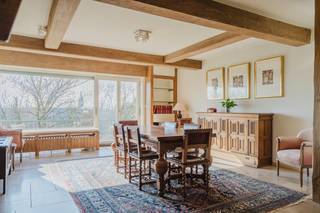 Dit karaktervolle penthouse, gelegen op een toplocatie, combineert authentieke elementen met veel ruimte en biedt een uitzonderlijk zicht op zowel...