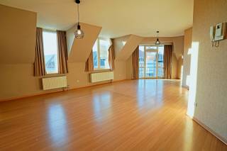 Op zoek naar een ruim en comfortabel appartement op een centrale ligging? Dit aangename appartement van 107 m² bevindt zich op de tweede verdieping, boven het Belfius-kantoor, pal aan de Markt van Hamme.<br />Het appartement is vlot toegankelijk met de lift. Bij het binnenkomen kom je terecht in een inkomhal met een apart toilet. Van hieruit bereik je de grote en lichtrijke woonkamer die voldoende ruimte biedt voor zowel een gezellige zithoek als een eetruimte. Aansluitend bevindt zich de keuken, met daarnaast een praktische berging.<br />Het appartement beschikt over twee ruime slaapkamers en een badkamer met douche. Daarnaast is er een klein balkon met uitzicht op de Markt, een aangename plek om even buiten te zitten en te genieten van de levendigheid van het centrum.<br />Als extra troef is er toegang tot een gemeenschappelijke zolderruimte, die kan dienen als handige extra bergruimte.<br />De ligging is bijzonder aantrekkelijk: het appartement bevindt zich midden in het centrum van Hamme, rechtstreeks aan de Markt. Winkels, horecazaken, openbaar vervoer en andere dagelijkse voorzieningen bevinden zich allemaal op wandelafstand.<br />Een ruim appartement met veel wooncomfort, een praktische indeling en een uitstekende centrale ligging, ideaal voor wie graag in het hart van Hamme woont en alles binnen handbereik heeft.<br />Huurprijs: 895 euro + 70 euro vaste kosten <br />Referentie: 5729