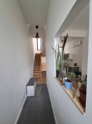 Ontdek deze charmante woning met 2 à 3 volwaardige slaapkamers. De woning is gelegen aan de grens van Borgerhout, vlakbij de Stuivenbergsite.<br /><br />De woning heeft een bewoonbare oppervlakte van 105 m² en is in 2025 volledig gerenoveerd. Elektriciteit is volledig vernieuwd en conform, het pand is ook asbestveilig gekeurd.<br /><br />De woning heeft een zeer gunstige EPC-score A!<br /><br />Alle werken werden uitgevoerd om deze zeer energiezuinige score te behalen:<br />- Grondige renovatie en isolatie van muren, daken, vloeren<br />- Plaatsen van nieuwe ramen in triple glas<br />- Warmtepomp lucht/lucht units (efficiënt verwarmen en koelen van alle ruimtes)<br /><br />Woningomschrijving:<br />De open keuken is volledig nieuw (toestellen, nutsvoorzieningen, kasten). Het beschikt over een centraal keukeneiland en heeft veel kastruimte.<br /><br />Verder op het gelijkvloers is er een netjes afgewerkte living te vinden, met veel lichtinval. Ook is er een wasruimte voorzien waarbij de wasmachine en droogkast ingebouwd zijn in op maat gemaakte kasten. Bovendien biedt deze plaats ook de mogelijkheid tot bureauruimte of extra zithoek.<br /><br />De recent gezandstraalde en geverniste trap geeft extra karakter aan deze woning. Via de trap kom je op de tussenverdieping terecht in de buitenruimte: een gezellig en zonnig terras. Op de eerste verdieping bevindt zich de volledig gerenoveerde badkamer met inloopdouche en dubbel badkamermeubel. Verder is er ook een ruime slaapkamer.<br /><br />Tot slot bevindt zich op de tweede verdieping de master bedroom. Een zeer ruime plaats met hoge plafonds, veel lichtinval en hoge rendements-dakramen met zonnewering. Ook hier is sanitair voorzien met bad en lavabomeubel!<br /><br />Kortom kosten nog moeite werden gespaard om van deze woning een instapklare, gezellige, energiezuinige stadswoning te maken!<br /><br />Contactgegevens:<br />- Mail: kortekongostraat30@gmail.com<br />- GSM: +32 489 51 67 09<br />- Er worden kijkdagen voorzien op zaterdag 2 en 9 mei tussen 9.00u en 12.00u (bezichtigingen zijn echter ook mogelijk op andere momenten)
