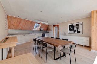 Dit appartement bevindt zich in Geraardsbergen, op wandelafstand van de historische Markt en op korte rijafstand van Ninove. <br />Een interessante ligging voor wie op zoek is naar een ruime woonst in de regio Ninove–Geraardsbergen.<br />Een zeer ruim en lichtrijk appartement over 3 verdiepingen met unieke indeling:<br />Eerste verdieping: ruime en lichtrijke leefruimte met open keuken en toegang tot het terras, ruime slaapkamer, badkamer met ligbad, douche, lavabomeubel en toilet, apart gastentoilet met lavabomeubel en was-/bergruimte.<br />Tweede verdieping: twee ruime slaapkamers, apart gastentoilet met lavabomeubel en extra bergruimte/inloopkast<br />Derde verdieping: 4de slaapkamer of 2de zithoek, tweede badkamer met douche, toilet en lavabomeubel en een ruim panoramisch terras met prachtig uitzicht over Geraardsbergen.<br /><br />Dé troeven: 4 slaapkamers met elk een apart toilet, ruime leefruimte met open keuken, 2 badkamers, 2 terrassen, op elke verdieping gastentoiletten, EPC-label C, conforme elektriciteit, zonnepanelen.<br /><br />Idéaal voor wie veel ruimte nodig heeft of voor een groot gezin. <br />Tevens dé ideale investering: rendement van ongeveer 4% netto.<br /><br />Het appartement is niet bemeubeld, maar AI toont enkele mogelijkheden. <br /><br />Contacteer Karin: karin@albert.immo – 0468/12 68 62