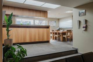 Achter deze prachtige art-decogevel schuilt een bijzonder ruim huis. Dit huis werd in 2000 smaakvol ingericht met behulp van een binnenhuisarchitect. Dit met veel zorg voor kwalitatieve materialen en maatwerk. De gelijkvloerse verdieping beschikt over 3 ruime garages en extra ruimtes voor een atelier, thuisbureau of stockageplaats. De mogelijkheden zijn werkelijk oneindig. Indeling:Gelijkvloerse verdieping:- imposante inkomhal- bureau-ruimte/polyvalente ruimte- badkamer met bad en lavabo, apart toilet, - aparte berging- 3 ruime garages- 2 aparte kamers die perfect als stockageruimte/atelier/hobbyruimte kunnen dienenEerste verdieping:- ruime leefruimte met open keuken en maatkasten- mooi zonnig terras van 27 m²- apart gastentoiletTweede verdieping:- grote slaapkamer met dressing en badkamer (lavabomeubel en douche)- tweede slaapkamerDerde verdieping- derde en vierde slaapkamerBezoeken aan dit huis vinden plaats op afspraak op donderdag 23 april en maandag 27 april. Een bod kan uitgebracht worden tegen uiterlijk woensdag 29 april om 12u00.Wenst u meer info over deze woning of wenst u een bezoek ter plaatse?Contacteer Sarah Hanson 0493 25 46 80 - sarah.hanson@dewaele.com Bestuursmaatregelen in het maatregelenregister: nee