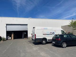 <strong>Superb Warehouse for Rent – Nivelles (1128 m²)</strong><br />Located in the sought-after business park of Nivelles, this <strong>1128 m²</strong> warehouse includes a <strong>showroom</strong>, <strong>office space</strong>, a <strong>fully equipped kitchen</strong>, <strong>12 parking spaces</strong>, and an <strong>automatic sectional door</strong> (5.5 m x 4.4 m).<br /><strong>Connected to water, gas, and electricity.</strong><br /><strong>Availability to be agreed upon.</strong>