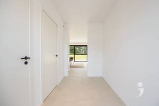 <p><span>Ruime en energiezuinige nieuwbouwwoning op een perceel van 20 are</span></p><p><span>Deze moderne nieuwbouwwoning combineert een doordachte indeling, grote leefruimte en een energiezuinige afwerking. Gelegen op een perceel van 20 are geniet u hier van rust, ruimte en een vlotte bereikbaarheid.</span></p><p><span>Via de inkomhal met gastentoilet en wastafel bereikt u een praktische bureauruimte, die eveneens kan worden ingericht als vijfde slaapkamer. De lichtrijke leefruimte omvat een ruime zithoek en eetplaats, met grote raampartijen die zorgen voor een aangenaam contact met de tuin. Aansluitend bevindt zich de open keuken, volledig uitgerust en voorzien van alle hedendaags comfort. Verder beschikt het gelijkvloers over een praktische berging met aansluiting voor wasmachine en droogkast, extra opbergmogelijkheden, een wastafel en een achterdeur naar de tuin. Verder is er ook een inpandige garage.</span></p><p><span>Op de eerste verdieping bevinden zich vier volwaardige slaapkamers, afgewerkt met een parketvloer. De master bedroom beschikt over een ensuite badkamer met douche, dubbele wastafel en een toilet. Daarnaast is er een tweede badkamer uitgerust met een ligbad, een ruime inloopdouche met regendouche en een dubbele wastafel. Op de nachthal bevinden zich nog een apart toilet en een praktische technische berging.</span></p><p><span>Buiten geniet u van een volledig aangelegde, zuidgerichte tuin met terras. Er is bovendien voldoende ruimte voor het plaatsen van een tuinhuis. De ruime oprit biedt plaats aan meerdere voertuigen en is voorbereid voor de installatie van een laadpaal.</span></p><p><span>De woning werd gebouwd met aandacht voor comfort en energiezuinigheid en is uitgerust met zonnepanelen, ventilatiesysteem type D en vloerverwarming die zowel kan verwarmen als passief koelen.</span></p><p><span>Interesse in deze ruime nieuwbouwwoning? Contacteer ons via 016 15 31 15 of info@immolivit.be voor meer informatie of een bezoek.</span></p>