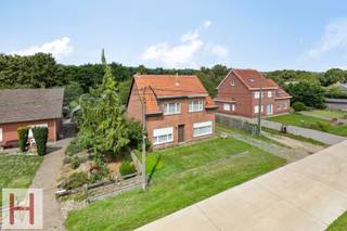 Te renoveren woning of pand geschikt voor afbraak en wederopbouw.De woning heeft volgende indeling: Op het gelijkvloers vinden we een ruime inkomhal,...