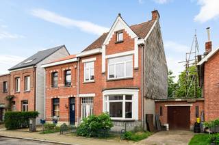 Deze charmante woning is rustig gelegen in een doodlopende straat en geniet tegelijk van een uitstekende centrale ligging, vlak bij...