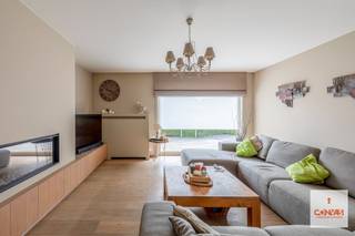 Deze <strong>perfect instapklare woning</strong> met <strong>vier slaapkamers</strong> is gelegen in een rustige, residentiële woonwijk te Vosselare. <br /><br />Via de inkomhal kom je terecht in de ruime living, afgewerkt met een <strong>stijlvolle parketvloer</strong> en <strong>sfeervolle gashaard</strong>. Aansluitend bevindt zich de <strong>lichtrijke eetkamer</strong> met <strong>gezellige zithoek</strong>. De volledige voorziene keuken biedt directe toegang tot zowel de tuin als de berging en garage.<br />In de ruime tuin is het de hele dag door genieten, mede door het <strong>overdekte terras</strong> en het tuinhuis met <strong>sfeervolle zitlounge</strong>. Ideaal voor een zomerse aperitief, barbecue of <strong>gezellige momenten</strong> met het gezin, familie en vrienden. <br />Op de eerste verdieping bevinden zich vier volwaardige slaapkamers, een <strong>ruime badkamer</strong> en een zolderruimte. <br /><br />Bovendien scoort deze woning uitstekend op vlak van comfort en energiezuinigheid dankzij het <strong>gunstige EPC</strong>, het <strong>asbestveilig </strong>attest, de<strong> conforme elektrische installatie</strong> en de <strong>zonnepanelen</strong>. <br /><br />De woning is steeds <strong>met zorg onderhouden</strong> en wordt gekenmerkt door haar ruime indeling, aangename lichtinval en rustige ligging in een doodlopende straat. Kortom, een<strong> ideale en comfortabele gezinswoning</strong>. <br /><br />Interesse in deze instapklare, goedgelegen en ruime woning? <strong>Contacteer Gijs</strong> voor een bezoek via gijs@convas.be of 0492 84 48 24 (telefonisch of via Whatsapp).<br /><br />