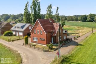 Welkom aan de Dennenweg 11 in Tielt-Winge!<br /><br />Ben je op zoek naar een open bebouwing met een fantastische ligging en een prachtig, rustgevend uitzicht?<br />Deze woning bevindt zich in een landelijke omgeving en biedt een adembenemend agrarisch zicht over de rondom liggende velden. Het unieke, diepe perceel biedt door zijn mooie grootte tal van mogelijkheden om hier je eigen groene oase te creëren waar je in alle privacy kunt genieten.<br /><br />Het pand beschikt over een uiterst solide basis. Hoewel de woning dient gerenoveerd te worden. Met de juiste gerichte ingrepen maak je van dit huis in een energiezuinige en gezellige thuis voor de toekomst.<br /><br /><br /><u><strong>INDELING:</strong></u><br /><strong>Gelijkvloers:</strong> hal, keuken, leefruimte, zitplaats, veranda, toilet, garage<br /><strong>1ste verdieping:</strong> 3 slaapkamers, badkamer <br /><strong>Zolder:</strong> zolderruimte bereikbaar via luik<br /><strong>Tuin:</strong> tuin, oprit met 5 staanplaatsen<br /><strong>Kelder:</strong> kleine kelder<br /><br />Ervaar zelf de vele voordelen van deze woning tijdens een persoonlijke rondleiding.<br />Maak vandaag nog je afspraak.<br />Mail naar info@immopersyn.be of bel 013 444 008.<br />