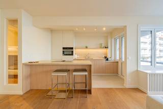 Groot appartement, mooi gerenoveerd met een bruikbare vloeroppervlakte van 105 m² gelegen in de Zoutelaan te Knokke, vlakbij de Dumortierlaan, de Lippenslaan en op wandelafstand van het strand van Knokke. <br /><br />Het appartement is ingedeeld als volgt: ruime inkom met gastentoilet en vestiaire, een brede woonkamer met parketvloeren opgedeeld in een eet-en zitplaats, een open en volledig ingerichte keuken met eiland, achteraan twee grote slaapkamers voorzien van maatkasten en telkens groot genoeg voor het plaatsen van een dubbel bed. Verder een derde kinderkamer voorzien voor een stapelbed en twee badkamers waarvan een met ligbad en de tweede badkamer met inloopdouche. Terras voorzien vooraan als achteraan het appartement. Beneden in het gebouw nog een privatieve kelderberging en plaats voor fietsen. <br /><br />Bezoeken? Graag na afspraak met Willem Cauwels op TEL 050.89.27.70.