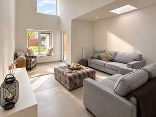 Gerenoveerde woning met verrassend veel ruimte, aangename leefruimtes en een mooie stadstuin, gelegen nabij het centrum van Roeselare en het Geitepark. De woning werd met oog voor ruimte en licht dankzij de patio en de originele traphal(grote raampartijen). Via de inkomhal met gastentoilet bereik je een ruime (fietsen)berging met technieken en wasplaats. De ruime en lichtrijke woonkamer biedt een mooi zicht op de volledig ommuurde stadstuin met terras en gazon. De keuken en het terras werden bewust nog niet geplaatst, zodat je als koper volledig vrij bent om deze zelf te kiezen en naar eigen smaak en budget af te werken. Op de eerste verdieping bevindt zich een open polyvalente ruimte, ideaal als tweede zithoek, speelkamer of bureau, verder een ruime badkamer en een grote slaapkamer. Op de tweede verdieping bevinden zich nog twee kamers. Een bijkomende troef is de mogelijkheid tot aankoop van een garage die rechtstreeks aan de tuin paalt. Een woning met karakter, ruimte en heel wat mogelijkheden die je best ter plaatse ontdekt. Kom gerust vrijblijvend langs voor een bezoek en ontdek zelf de mogelijkheden. Contact: maggie@vastgoednorman.be of 0479 40 24 04.