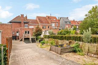 Woning met drie gevels, inclusief opslagruimte en mogelijkheden voor zakelijk gebruik, in het hart van Moeskroen.Deze woning is perfect gelegen tegenover het "gemeentelijk park" en op slechts een steenworp afstand van de "Grote Markt". Dankzij de uitzonderlijke woonoppervlakte, de volledige kelder en de opslagruimte biedt deze woning een bijzonder aantrekkelijke leefomgeving.Dit pand is uitermate geschikt voor een gezin dat op zoek is naar comfort en ruimte, maar ook voor een zelfstandige of ondernemer die wonen en werken wil combineren.De volledige kelder biedt aanzienlijke extra ruimte voor opslag, vrijetijdsbesteding of inrichting naar eigen wens, en biedt tevens plaats voor één tot twee voertuigen.De begane grond bestaat uit een grote en lichte woonkamer van bijna 70 m², een ingerichte keuken met een eethoek, een apart toilet en een terras.De verdieping beschikt over een overloop die toegang geeft tot een badkamer en vier slaapkamers.De zolder biedt op zijn beurt een ruime ruimte die nog kan worden ingericht tot één of twee extra slaapkamers.De buitenruimte omvat een eigen oprit met poort waar meerdere voertuigen kunnen worden geparkeerd, een ruime binnenplaats en een opslagruimte.Dankzij de bevoorrechte ligging in het centrum van Moeskroen ligt dit pand met talrijke mogelijkheden vlak bij winkels, diensten, scholen, openbaar vervoer en voorzieningen – ideaal voor wie op zoek is naar ruime ruimtes en een professioneel project wil realiseren.