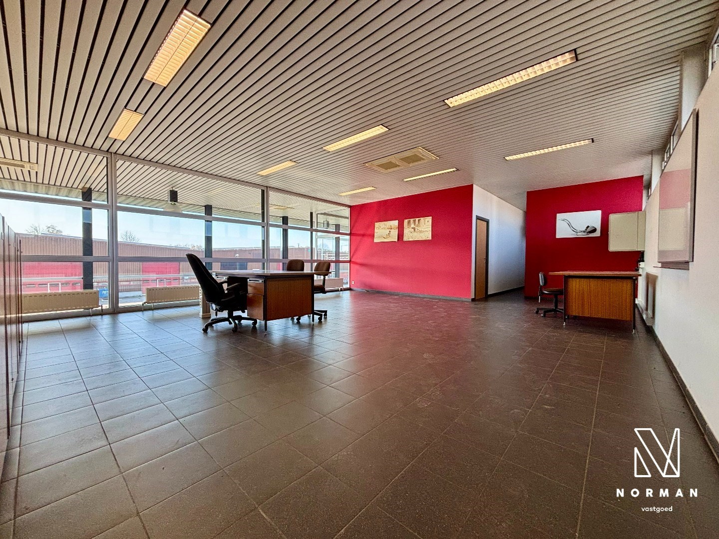 Toonzaal met bureaus en magazijn te huur in Meulebeke - foto 5