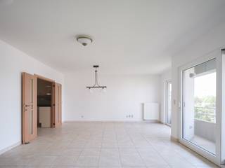 <strong>Appartement met 3 slaapkamers, aangenaam terras en autostaanplaats met prachtig en open zicht over de Le</strong>ie. <br /><br /><em>Bezoekmoment: donderdag 30 oktober tussen 16u en 16u30  (schrijf u in op info@carloeggermont.be).</em><br /><br />Dit appartement bevindt zich op de 4de verdieping van een goed onderhouden residentie (2003), ideaal gelegen aan de Eedverbondkaai, tussen de Bijloke en de stationsbuurt, op wandelafstand van het centrum.<br /><br />Vooraan het appartement is er een brede leefruimte die we kunnen opdelen in een zit- en eetgedeelte, beiden met zicht over het water en toegang tot het terras.<br />De afzonderlijke, maar vlot integreerbare keuken is uitgerust en beschikt over twee praktische bergingen: een voorraadberging en een technische berging met aansluiting voor wasmachine en droogkast.<br /><br />Via de inkomhal, voorzien van een vestiaire en gastentoilet, bereiken we het nachtgedeelte. De hoofdslaapkamer beschikt over een en-suite douchekamer met wastafel en douche. De twee andere slaapkamers delen een badkamer met wastafel, ligbad en toilet.<br /><br />Start huurcontract: 1 december 2025<br />Contracttype: 1 jaar (domicilie verplicht! GEEN STUDENTEN)<br />€ 75 maandelijkse kosten<br />EGW afzonderlijk te betalen 