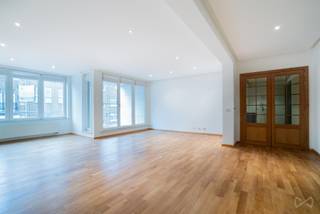 Mail: demis.h@weinvest.be / Tel: +32 493 83 73 13We Invest stelt u dit prachtige appartement voor, ideaal gelegen in de Defacqzstraat 113, in het...