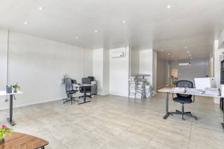 Dit pand van circa 75 m² is vorig jaar (2024) volledig vernieuwd, inclusief een gloednieuwe elektriciteitsinstallatie. U kunt direct aan de...