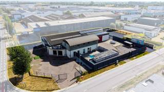 Wonen en werken op één locatie, met representatieve showroom, ruime magazijnen en een volledig uitgeruste woonst met zwembad.<br /><br />Deze multifunctionele eigendom biedt een showroom, showroomloods, afzonderlijke bureauruimte en een grote opslagloods aansluitend aan de showroom. Dankzij de ruime parkeermogelijkheden voor- en achteraan is het pand vlot toegankelijk voor klanten, leveranciers en medewerkers.<br /><br />De woonst beschikt over een ruime inkomhal, een lichtrijke leefruimte met moderne keuken, 5 slaapkamers, 2 badkamers. Buiten geniet u van een poolhouse met ingebouwd zwembad.<br /><br />Een ideale opportuniteit voor zelfstandigen, ondernemers of investeerders die wonen en werken willen combineren.<br /><br />Troeven: <br />- Showroom en bureauruimte<br />- Grote opslag- en magazijnruimtes<br />- Woonst met 5 slaapkamers en 2 badkamers<br />- Poolhouse met ingebouwd zwembad<br />- Ruime parkeergelegenheid<br />- Combinatie wonen en werken op één locatie<br /><br />Aarzel niet om contact op te nemen.