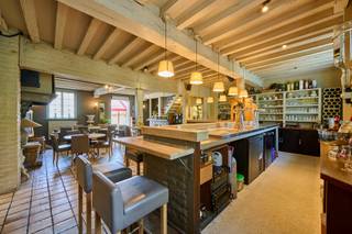 Brasserie “Het Aldenhof”, met woonst en bakhuis, gelegen op totaal 78a 96ca grond, met een bijkomende toegang via de Larestraat 121...