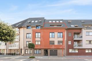 Op zoek naar een budgetvriendelijk appartement in het centrum van Maldegem? <br />Alle faciliteiten als winkels, scholen, openbaar vervoer, ... zijn op wandelafstand bereikbaar. Het appartement werd tot nu door de eerste, enige eigenaar en tot in de puntjes onderhouden. <br /><br />Het appartement is ingedeeld als volgt: inkom - woonkamer met zithoek en open keuken die voorzien is van een hardsteen werkblad met bijhorende eettafel - aanpalend terras aan de achterzijde van het gebouw - 2 slaapkamers die toegang bieden tot het terras aan de voorzijde - badkamer (voorzien van ligbad met douche en lavabo, - berging en gastentoilet<br />Er is eveneens een overdekte fietsenberging voorzien.<br /><br />Voor meer info of voor het inplannen van een bezoek, aarzel niet om ons te contacteren via info@bonnevastgoed.be of via 050/73.73.73.