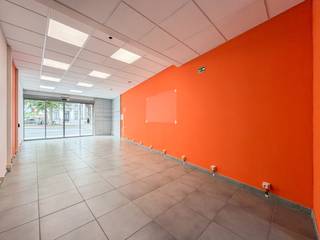 Op een <strong>ABSOLUTE TOPLOCATIE</strong> in het centrum van Oudenaarde, aan het <strong>TACAMBAROPLEIN</strong>, bevindt zich dit <strong>VEELZIJDIGE HANDELSPAND</strong>.<br />Bent u op zoek naar een <strong>HANDELSPAND OF KANTOORRUIMTE</strong> waar <strong>UITSTEKENDE BEREIKBAARHEID</strong>, <strong>OPTIMALE ZICHTBAARHEID</strong> en een <strong>AANGENAME WERKOMGEVING</strong> samenkomen? Dan is dit pand beslist het ontdekken waard.<br />Gelegen aan het <strong>TACAMBAROPLEIN </strong>aansluitend met de <strong>STATIONSSTRAAT</strong>, geniet deze commerciële ruimte van een bijzonder <strong>INTERESSANTE LIGGING</strong> met een <strong>STERKE VISIBILITEIT</strong>.<br />Het pand leent zich uitstekend voor <strong>DIVERSE COMMERCIËLE</strong> en <strong>PROFESSIONELE DOELEINDEN</strong>. De open ruimte kan flexibel ingericht worden als <strong>WINKEL- OF KANTOORRUIMTE</strong>. Daarnaast beschikt het pand over een afzonderlijk toilet, <strong>KEUKEN </strong>en een terras.<br /><br /><strong><span>Sommige beelden in deze publicatie werden met behulp van artificiële intelligentie gegenereerd!</span></strong><br /><br />Adres: Tacambaroplein 6 - 9700 Oudenaarde<br />Beschikbaar vanaf 1 december 2026<br />Huurprijs: €1290,00/maand + 65,00 syndic/maand<br />EPC LABEL: C