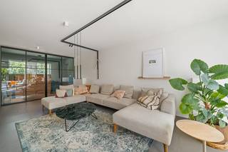<u>FIRST VISIT / eerste bezoekmoment : zaterdag 3 oktober tussen 13-15 uur. Enkel op reservatie !</u><br /><br />Hooglede :  Verrassend ruime <strong>tussenwoning met villa-allures </strong>op 1.218 m² met 3 slaapkamers en extra ruimten<br /><br />Soms verwacht je bij een tussenwoning iets heel anders… tot je binnenkomt. Deze bijzonder ruime woning werd in <strong>2008 volledig heropgebouwd en uitgebreid </strong>en verrast vanaf het eerste moment door haar ruimte, licht en uitzonderlijke indeling.<br /><br />Via de inkomhal met elegante glazen schuifdeur komt u terecht in de <strong>bijzondere ruime leefruimte</strong>. Dankzij de grote raampartijen geniet u hier volop van natuurlijk licht en een <strong>prachtig zicht op de aangelegde tuin en de omliggende verzichten.</strong> Voor extra gezelligheid tijdens de koudere maanden zorgt de <strong>palletkachel,</strong> terwijl <strong>airco en zonnescreens</strong> het comfort het hele jaar door verhogen.<br />De volledig<strong> geïnstalleerde open keuken</strong> sluit mooi aan op de leefruimte en beschikt over een gezellige eethoek waar u heerlijk kunt tafelen met zicht op de tuin.<br />Op het gelijkvloers vindt u daarnaast een praktische berging, afzonderlijke wasplaats, toilet en een volledig uitgeruste badkamer.<br />Ook de<strong> garage is bijzonder praktisch</strong>: dankzij de automatische poort vooraan én achteraan rijdt u rechtstreeks door naar de tuin en de carport. Ideaal voor wie comfort en praktische ruimte belangrijk vindt.<br /><br />Op de eerste verdieping bevindt zich de ruime <strong>masterbedroom </strong>met ingemaakte kasten en een aansluitende <strong>dressing</strong>. Daarnaast beschikt de woning over een <strong>grote polyvalente ruimte</strong>, ingericht met vaste kasten en vaste bureau's. Een ideale plek voor thuiswerk, hobby's, ontspanning of gezellige familiemomenten.<br />Verder zijn er<strong> twee ruime tienerkamers</strong>, die rechtstreeks uitkomen op deze polyvalente ruimte. Via een vaste trap bereikt u bovendien nog een gezellige extra ruimte, perfect als speel-, hobby- of opbergruimte.<br />Ook boven is aan comfort gedacht: een <strong>airco</strong> zorgt ervoor dat de volledige verdieping aangenaam blijft, ook tijdens warme zomerdagen. Een afzonderlijk toilet en extra zolderruimte vervolledigen het geheel.<br /><br />Buitenruimte om van te genieten :De woning staat op een uitzonderlijk perceel van maar liefst 1.218 m². De prachtig aangelegde tuin biedt volop ruimte om te genieten, te spelen en te ontspannen, met bovendien mooie verzichten.<br /><br /><em><strong><u>Extra troeven</u></strong></em><br />- Bewoonbare oppervlakte: ca. 242 m²<br />- Perceel van 1.218 m²<br />- EPC A – score 73 <br />- Geen asbest<br />- Goedgekeurde elektriciteit<br />- Zonnepanelen<br />- laadpaal<br />- Regenwaterput van maar liefst 20.000 liter<br />- Airco op gelijkvloers én verdieping<br />- Palletkachel<br />- Zonnescreens<br />- Garage met automatische poort voor- én achteraan<br />- Carport<br />- Extra parkeermogelijkheid aan de straat<br /><br />Een woning met ruimte, comfort en verrassend veel mogelijkheden. Een pareltje dat u moeilijk kunt inschatten vanaf de straatkant en dat u vooral moet beleven bij een bezoek.<br /><u>De prijs is een richtprijs</u>. Een bod boven deze prijs kan op ieder moment worden uitgebracht en wordt onmiddellijk aan de eigenaars overgemaakt.<br />Bel vandaag nog voor een bezoek op het nummer: 051/62 40 40<br /><br /> 