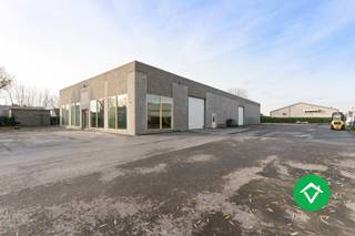 Dit bedrijfsgebouw met woonst is gelegen op een oppervlakte van 3175 m² in de industriezone van Ichtegem en bestaat uit: parking, burelen, woning...