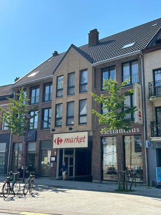 Dit appartement is gelegen in het centrum van Zele.Goed bereikbaar en op fiets- en wandelafstand van openbaar vervoer/station Zele, de markt, winkels...