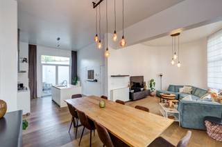 <p>Interesse of vragen? Neem gerust contact op met Dimitry Van Hinsbergh via dimitry@copandi.be of via +32 493 37 27 43.<br /><br />Dit gelijkvloerse appartement ligt in een verzorgd gebouw in Hoboken, op wandelafstand van openbaar vervoer, winkels en parken.<br /><br />Bij het binnenkomen valt het open gevoel op, mede dankzij de hoge plafonds en de grote raampartijen met rolluiken die de woning de hele dag van licht voorzien. De leefruimte sluit mooi aan op de eetkamer. De keuken is praktisch ingericht en uitgerust met de nodige toestellen en voldoende kastruimte. Naast de keuken bevindt zich een bergruimte. In de hal is een apart toilet voorzien.<br /><br />Verder zijn er twee slaapkamers met elk hun eigen indeling. De badkamer beschikt over een bad, een inloopdouche en een wastafel. Een tweede bergruimte biedt aansluitingen voor was- en droogmachine.<br /><br />Achteraan ligt de stadstuin, een rustige buitenruimte waar je aangenaam kan vertoeven. Dit appartement biedt een comfortabele woonomgeving op een centrale locatie.<br /><br />Mogelijkheid tot overname van meubels! De maandelijke kosten bedragen € 50,00 (onderhoud, beheer en minuterie).<br /><br />✅ Lichtrijk hoekpand<br />✅ Strategische locatie<br />✅ Instapklaar<br />✅ Hoge plafond en ruim gevoel</p>