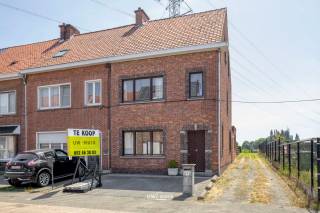 Ben je op zoek naar een woning met veel potentieel op een uitstekende ligging? Dan is deze halfopen bebouwing in Haasdonk zeker een bezoek waard. De woning beschikt over 3 slaapkamers, een betonstructuur en een achteruitweg, en ligt op een steenworp van de E17 met een vlotte verbinding naar Beveren, Sint-Niklaas en Antwerpen.<br />Je komt binnen in de inkomhal, waarna je doorloopt naar de leefruimte die aansluit op de keuken. Verder bevinden zich op het gelijkvloers nog een badkamer, een toilet, een praktische berging en een spender.<br />Op de eerste verdieping vind je 2 ruime slaapkamers en 1 kleinere kamer, ideaal als kinderkamer, bureau, dressing af 2de badkamer. Via de vaste trap bereik je de ruime zolder, die nog volledig naar eigen wens kan worden ingericht en extra uitbreidingsmogelijkheden biedt.<br />Buiten geniet je van een gezellige tuin met terras. 2 parkeerplaaten en dankzij het recht van overweg bereik je de tuin ook met de wagen langs achter – een bijzonder praktische troef.<br />Extra troeven:<br />-	Halfopen bebouwing met betonstructuur<br />-	3 slaapkamers<br />-	Vaste trap naar de zolder met uitbreidingsmogelijkheden<br />-	Achteruitweg bereikbaar met de wagen<br />-	2 private parkeerplaatsen achteraan<br />-	Gezellige tuin en terras <br />-	Uitstekende ligging nabij E17, Beveren en Sint-Niklaas<br />De woning beschikt over een EPC F en valt bijgevolg onder de renovatieplicht.<br />Een interessante opportuniteit voor wie een woning volledig naar eigen smaak wil renoveren op een centrale en vlot bereikbare locatie.<br />Contacteer ons via 052 46 38 03 voor meer informatie of een bezoek.<br />